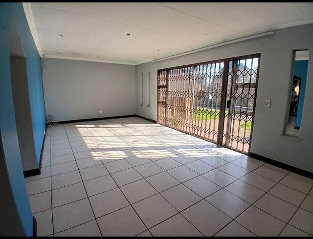 4 BEDROOM HOUSE FOR SALE IN PARKHILL GARDENS